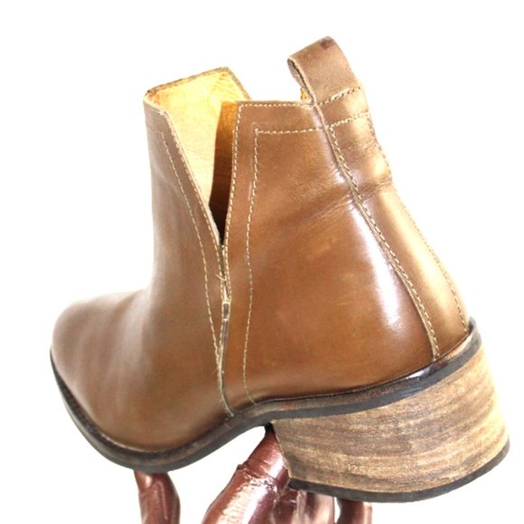 Diba True Stop By Taupe “V” Cut Leather Ankle Boot, Size 7 - Picture 6 of 8